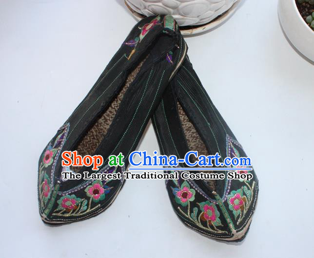 Chinese Yunnan Ethnic Woman Shoes National Handmade Black Embroidered Shoes Traditional Yi Nationality Strong Cloth Soles Shoes