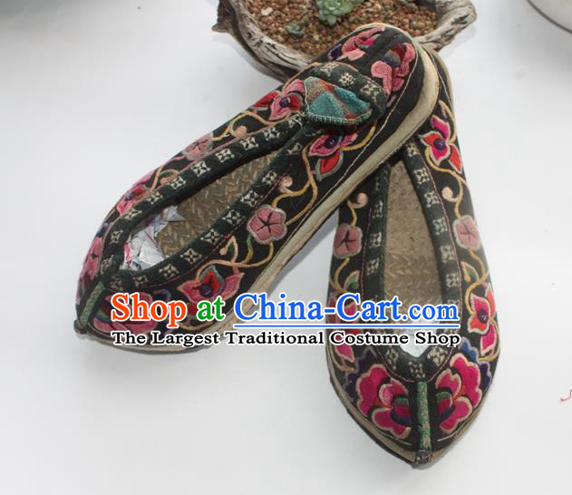 Chinese Handmade Black Embroidered Shoes Traditional Yunnan Yi Nationality Woman Shoes National Strong Cloth Soles Shoes