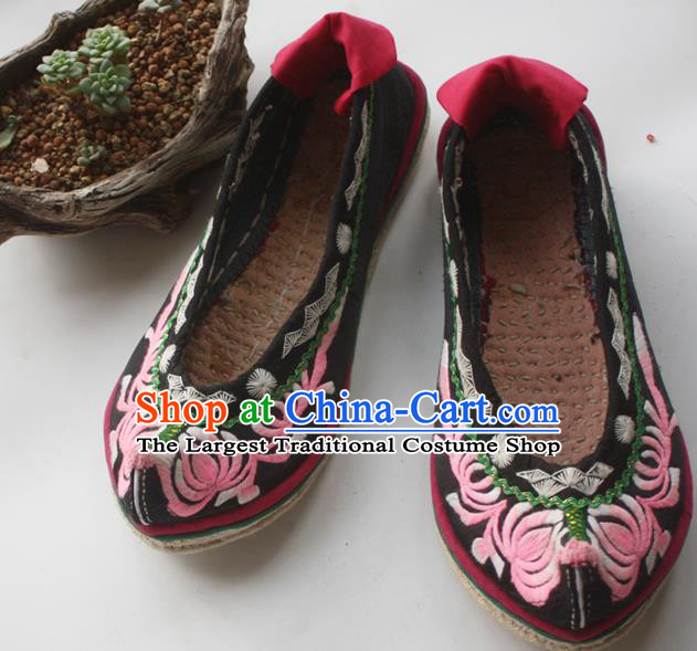 Chinese National Strong Cloth Soles Shoes Handmade Black Embroidered Shoes Traditional Yunnan Nationality Woman Shoes