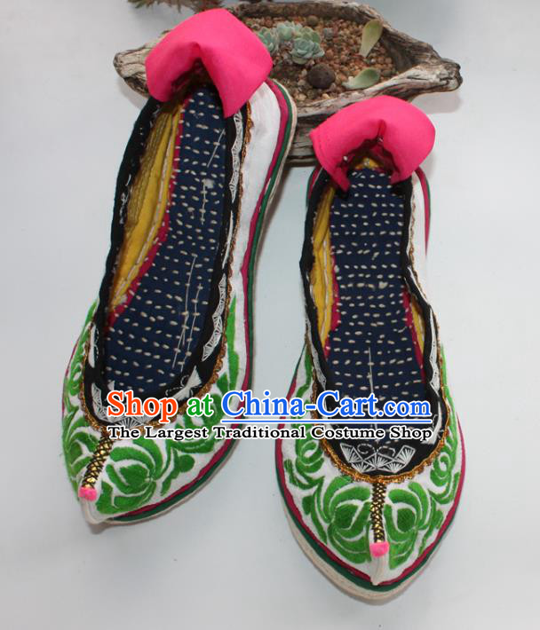 Chinese Traditional Yi Nationality Shoes National Strong Cloth Soles Shoes Ethnic Woman Shoes Handmade White Satin Embroidered Shoes