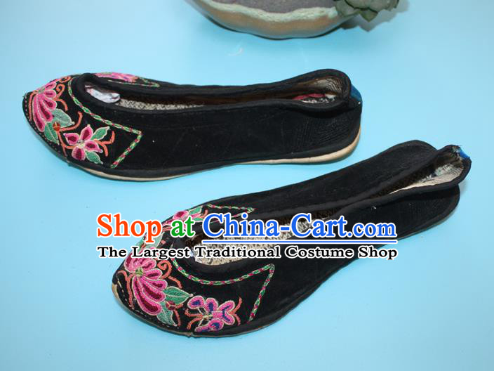 Chinese Handmade Yi Nationality Woman Shoes Yunnan Folk Dance Shoes Traditional Black Embroidered Shoes