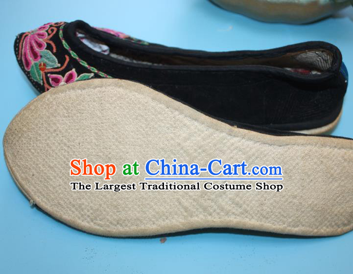 Chinese Handmade Yi Nationality Woman Shoes Yunnan Folk Dance Shoes Traditional Black Embroidered Shoes
