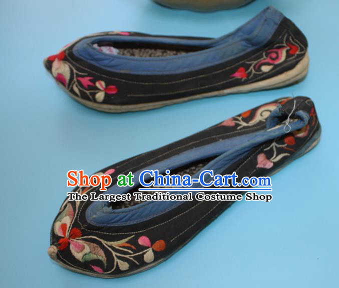 Chinese Traditional Ethnic Black Embroidered Shoes Handmade Yi Nationality Woman Shoes Yunnan Folk Dance Shoes