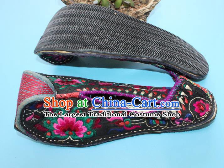 Chinese Handmade Yi Nationality Shoes Yunnan Woman Folk Dance Shoes Traditional Ethnic Full Embroidered Shoes