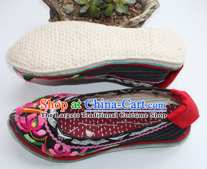 Chinese Handmade Yunnan Ethnic Shoes Traditional Black Embroidered Shoes Yi Nationality Dance Shoes