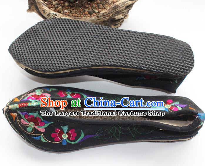 Chinese Handmade Yunnan Ethnic Black Cloth Shoes Traditional Embroidered Shoes Yi Nationality Folk Dance Shoes