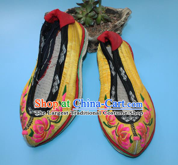 Chinese Traditional Yellow Satin Embroidered Shoes Yi Nationality Folk Dance Shoes Handmade Yunnan Ethnic Woman Shoes