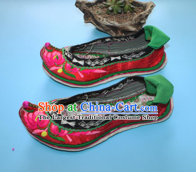 Chinese Handmade Yunnan Ethnic Woman Shoes Traditional Wedding Red Embroidered Shoes Yi Nationality Folk Dance Shoes