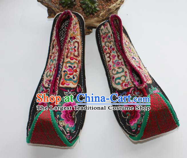 Chinese Yunnan Ethnic Dance Shoes Traditional Court Cloth Shoes Handmade Full Embroidered Shoes Yi Nationality Shoes