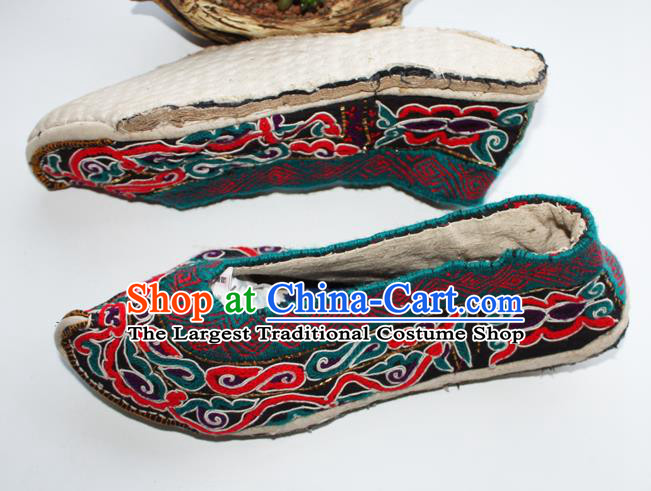 Chinese Yunnan Ethnic Folk Dance Shoes Handmade Strong Cloth Soles Shoes Shui Nationality Embroidered Shoes