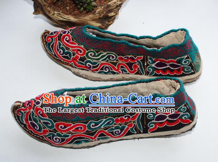 Chinese Yunnan Ethnic Folk Dance Shoes Handmade Strong Cloth Soles Shoes Shui Nationality Embroidered Shoes