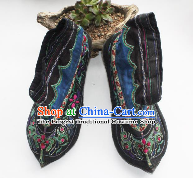 China Handmade Yi Nationality Shoes Yunnan Embroidered Black Boots