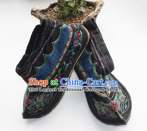 China Handmade Yi Nationality Shoes Yunnan Embroidered Black Boots