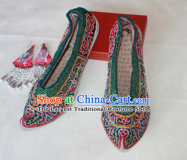 Chinese Handmade Ethnic Bride Shoes Shui Nationality Stage Performance Shoes National Yunnan Embroidered Shoes