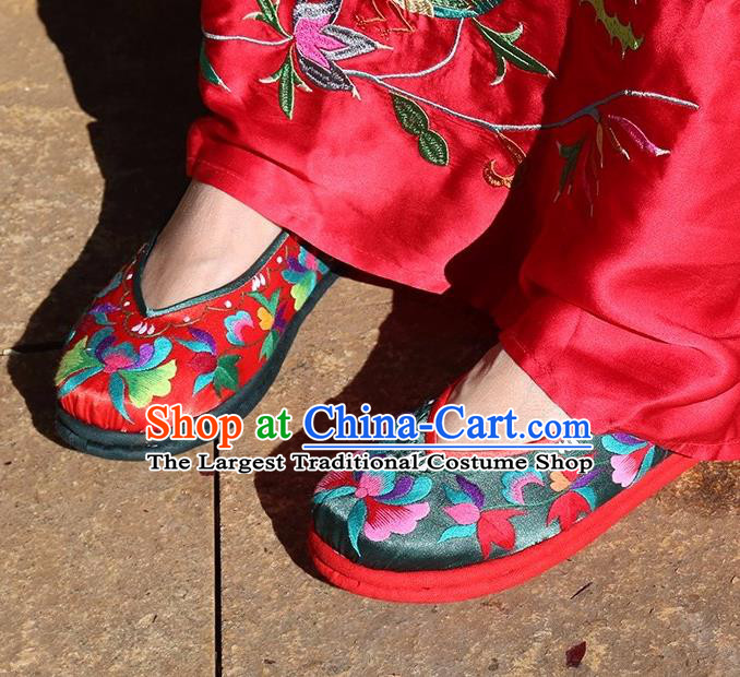Handmade China National Woman Atrovirens Satin Shoes Yunnan Ethnic Wedding Embroidered Shoes Folk Dance Shoes