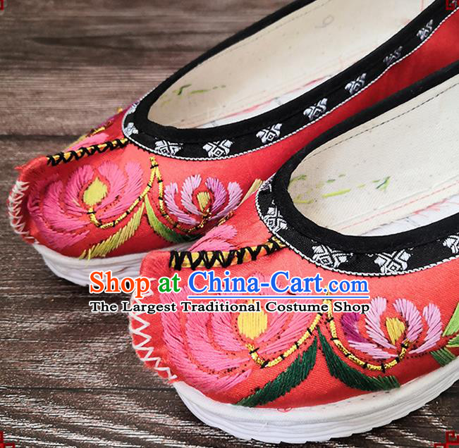 Handmade China National Woman Strong Cloth Shoes Yunnan Ethnic Red Satin Shoes Wedding Bride Embroidered Shoes