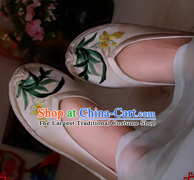 Handmade China Yunnan Ethnic Folk Dance Shoes Embroidered White Satin Shoes National Woman Strong Cloth Shoes