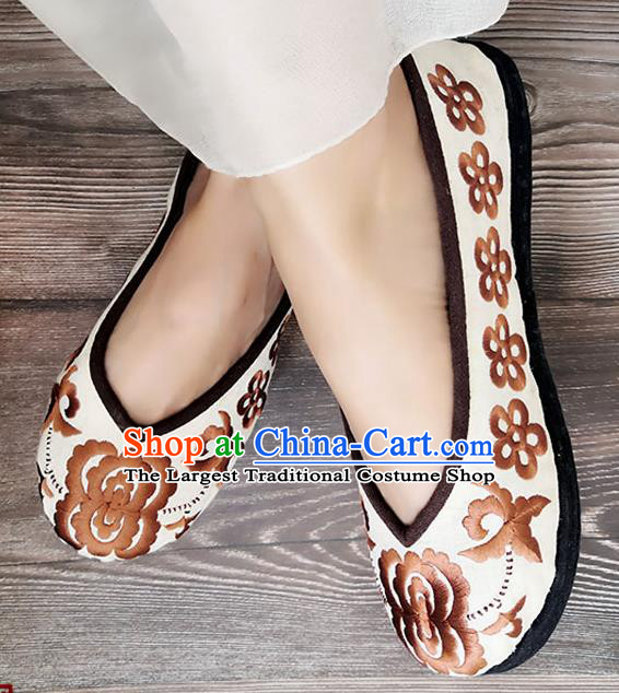 Handmade China Beige Embroidered Shoes National Woman Strong Cloth Shoes Yunnan Ethnic Folk Dance Shoes