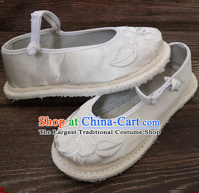 China National Woman White Satin Shoes Yunnan Embroidered Shoes Wedding Bride Shoes Handmade Ethnic Dance Shoes