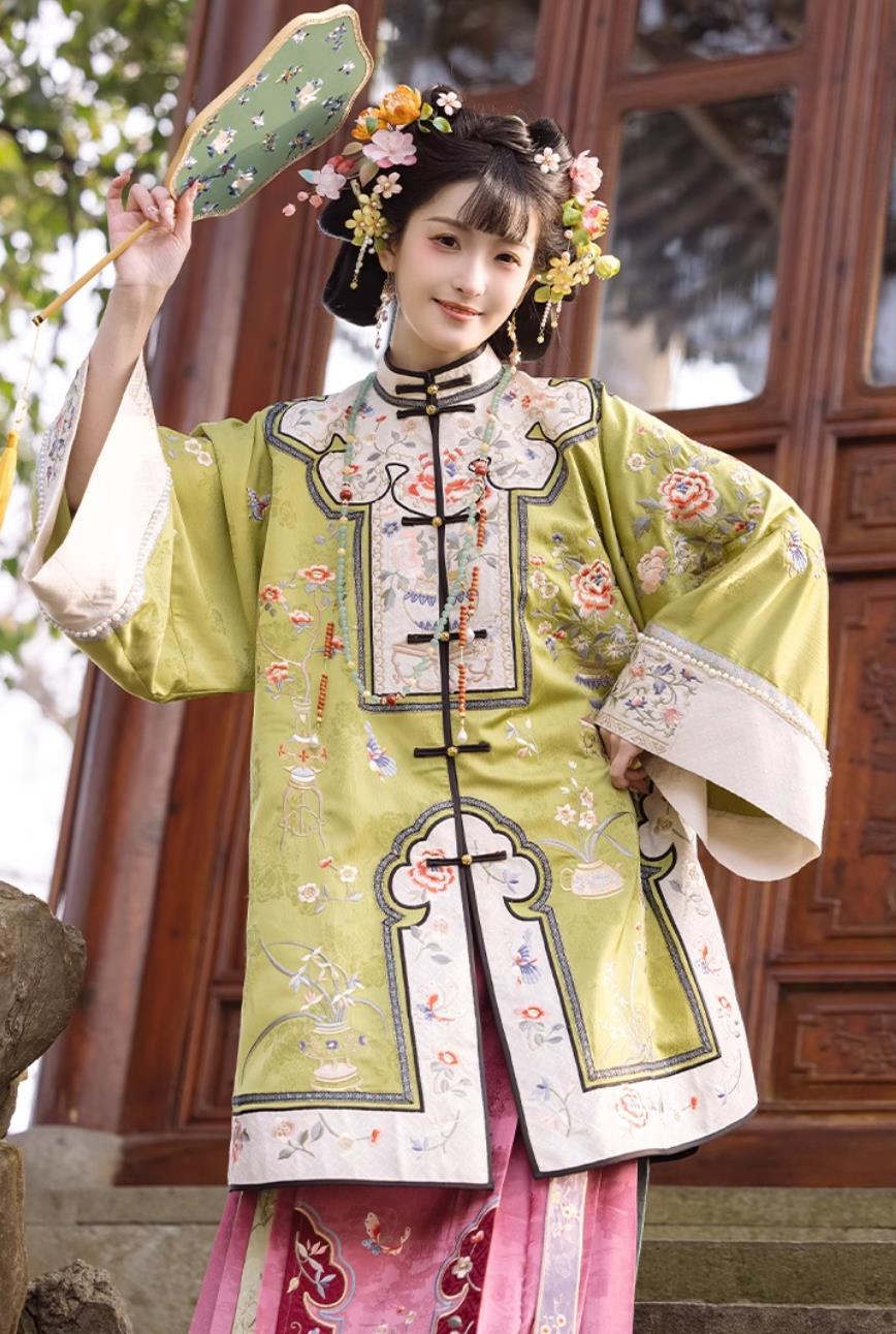 Chinese Qing Dynasty Young Woman Clothing Ancient China Noble Lady Green Blouse and Mamian Skirt Complete Set