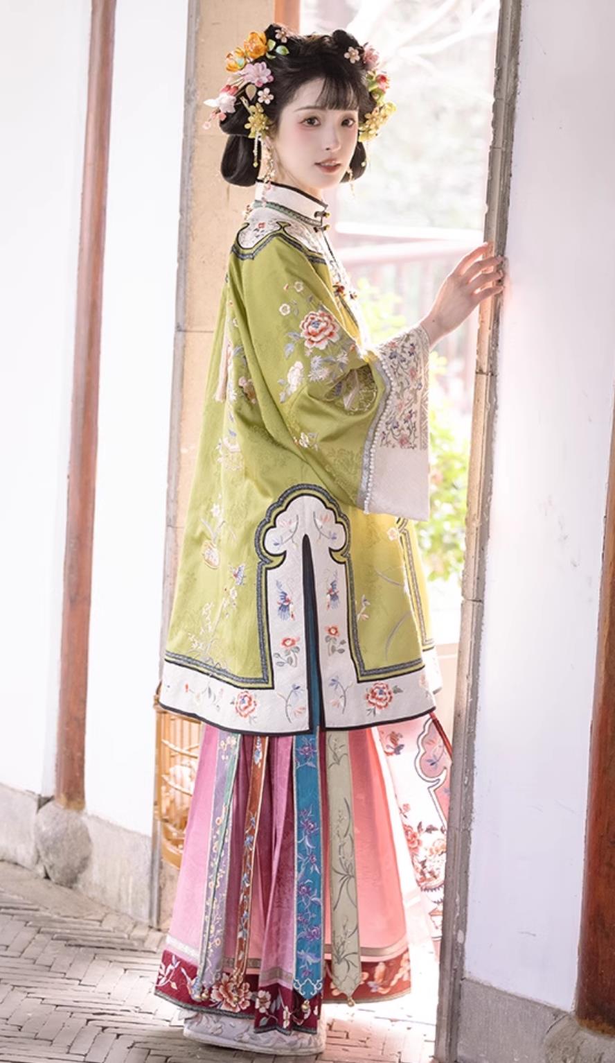 Chinese Qing Dynasty Young Woman Clothing Ancient China Noble Lady Green Blouse and Mamian Skirt Complete Set