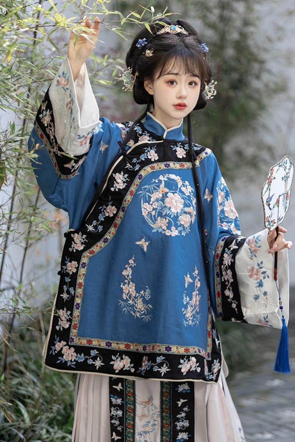 Chinese Ming Dynasty Noble Lady Dress Ancient China Woman Clothing Traditional Hanfu Blue Blouse and Mamian Skirt Complete Set