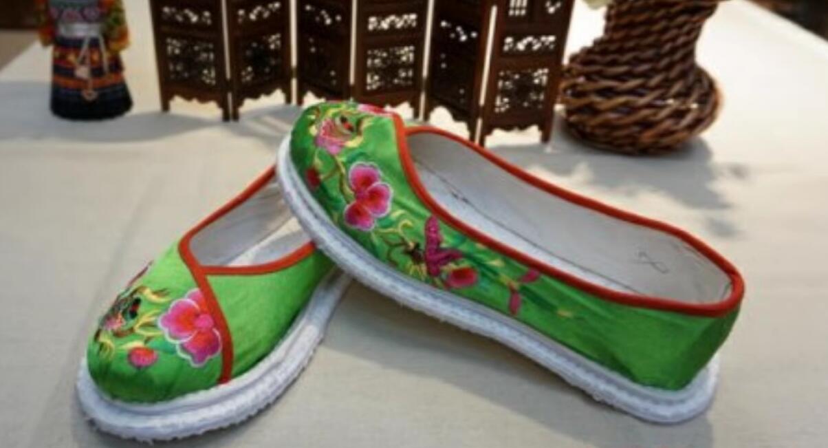 Handmade Green Satin Shoes Chinese National Embroidered Shoes